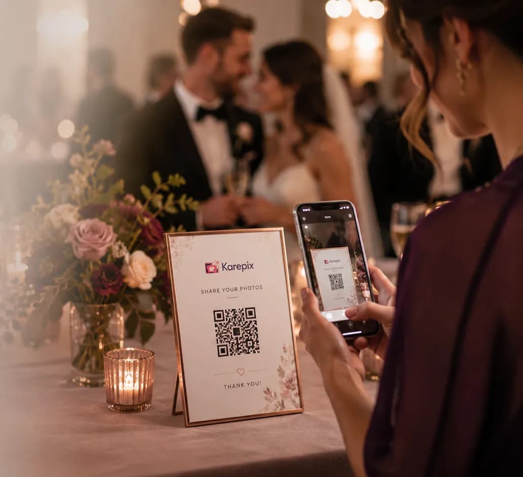 Düğün masasındaki Karepix QR kartını telefonuyla okutan misafir; arka planda gelin ve damat